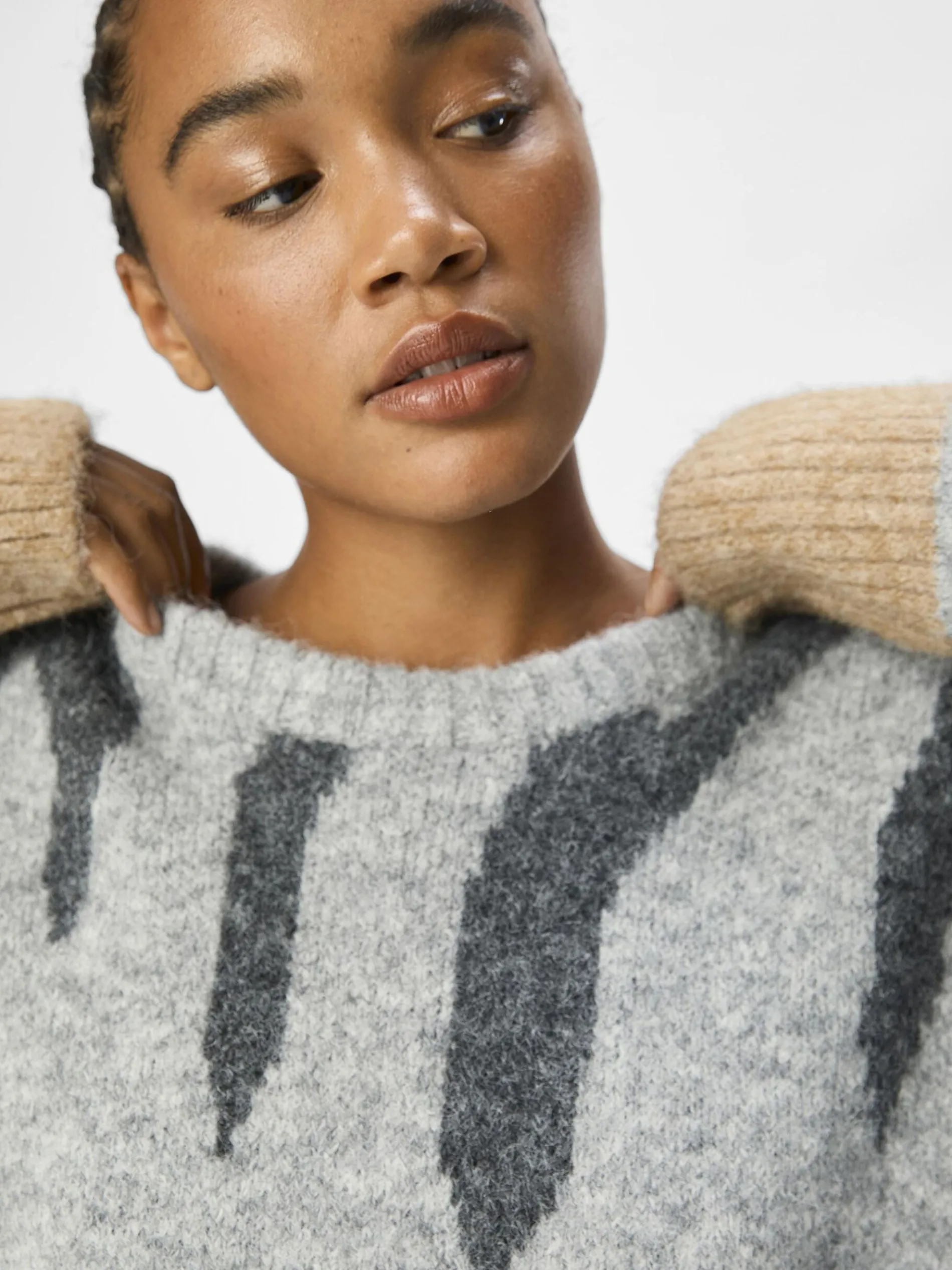 GEDETAILLEERD GEBREIDE TRUI