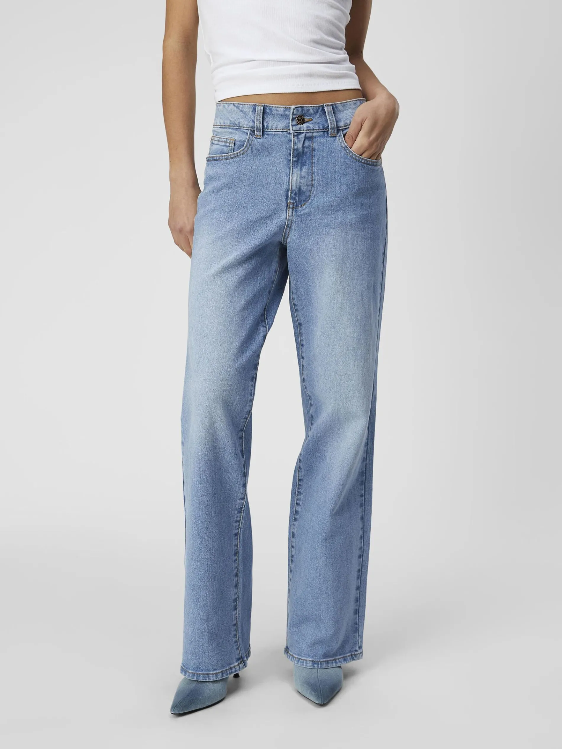 MID-WAIST WIDE FIT JEANS