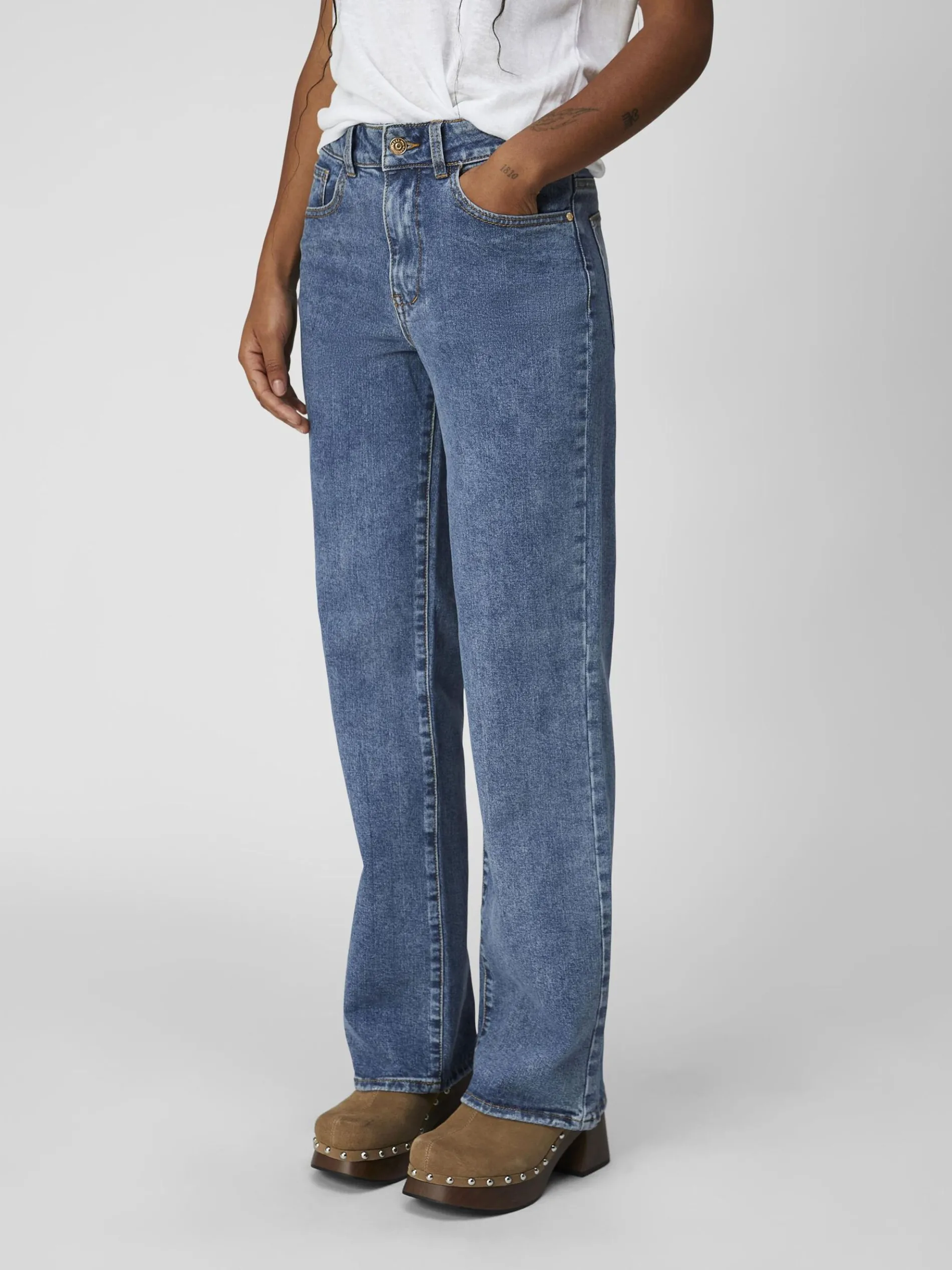 MID-WAIST WIDE FIT JEANS