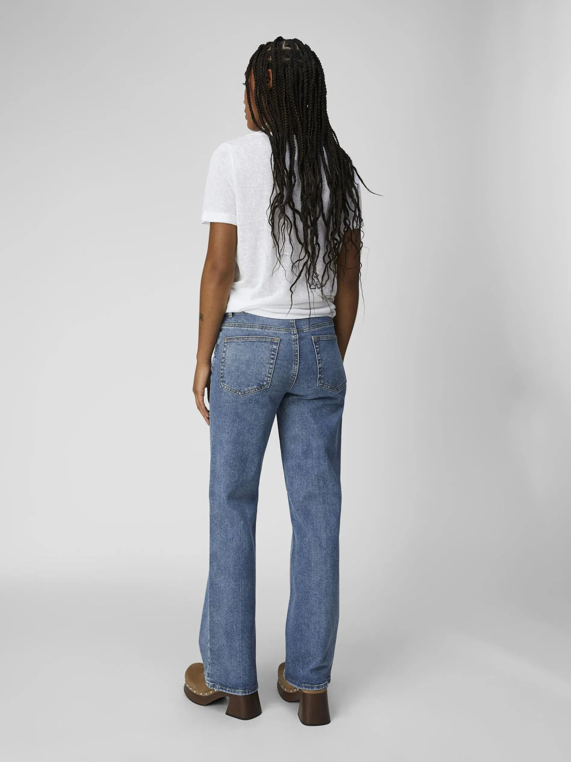 MID-WAIST WIDE FIT JEANS