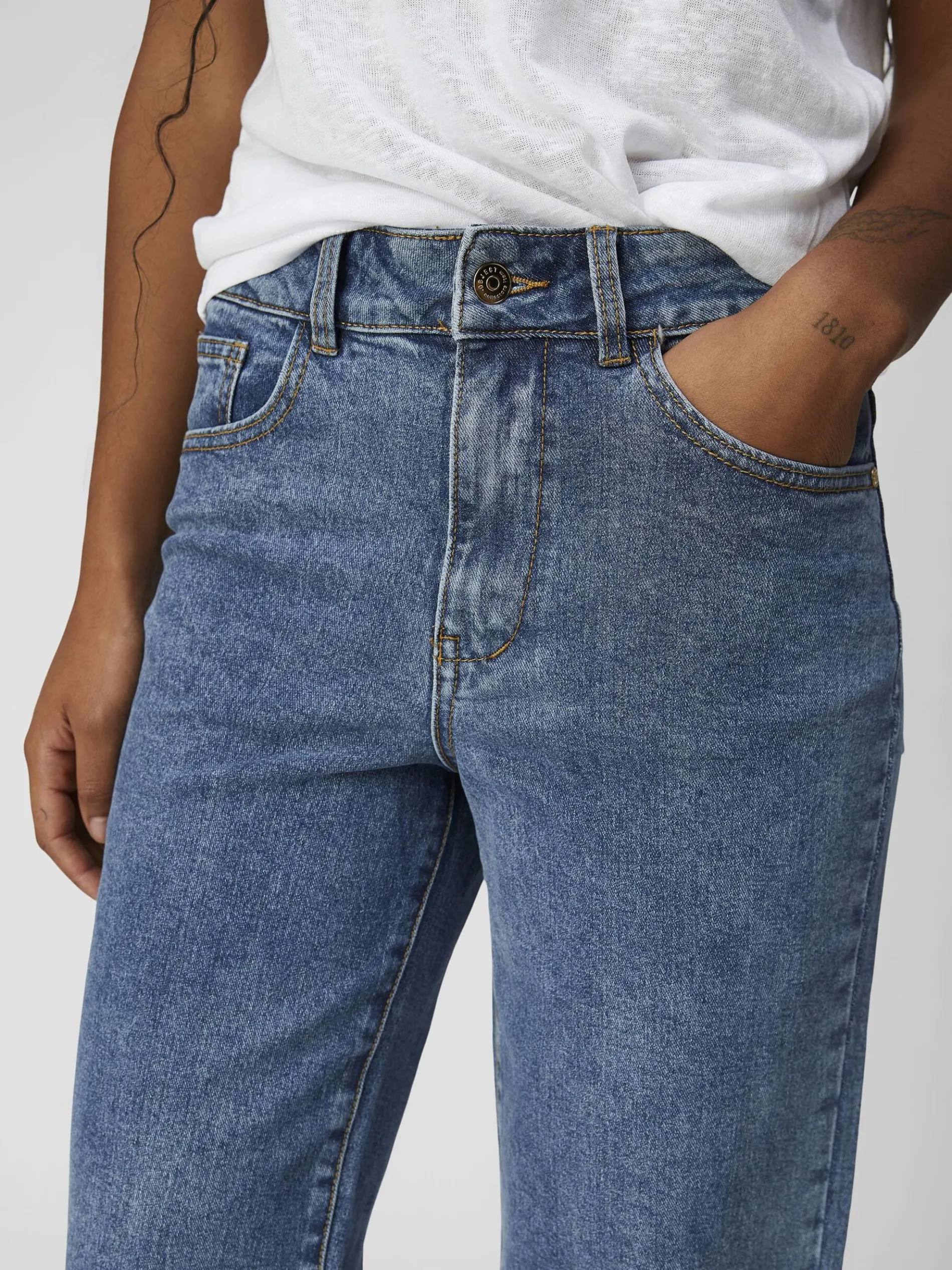 MID-WAIST WIDE FIT JEANS
