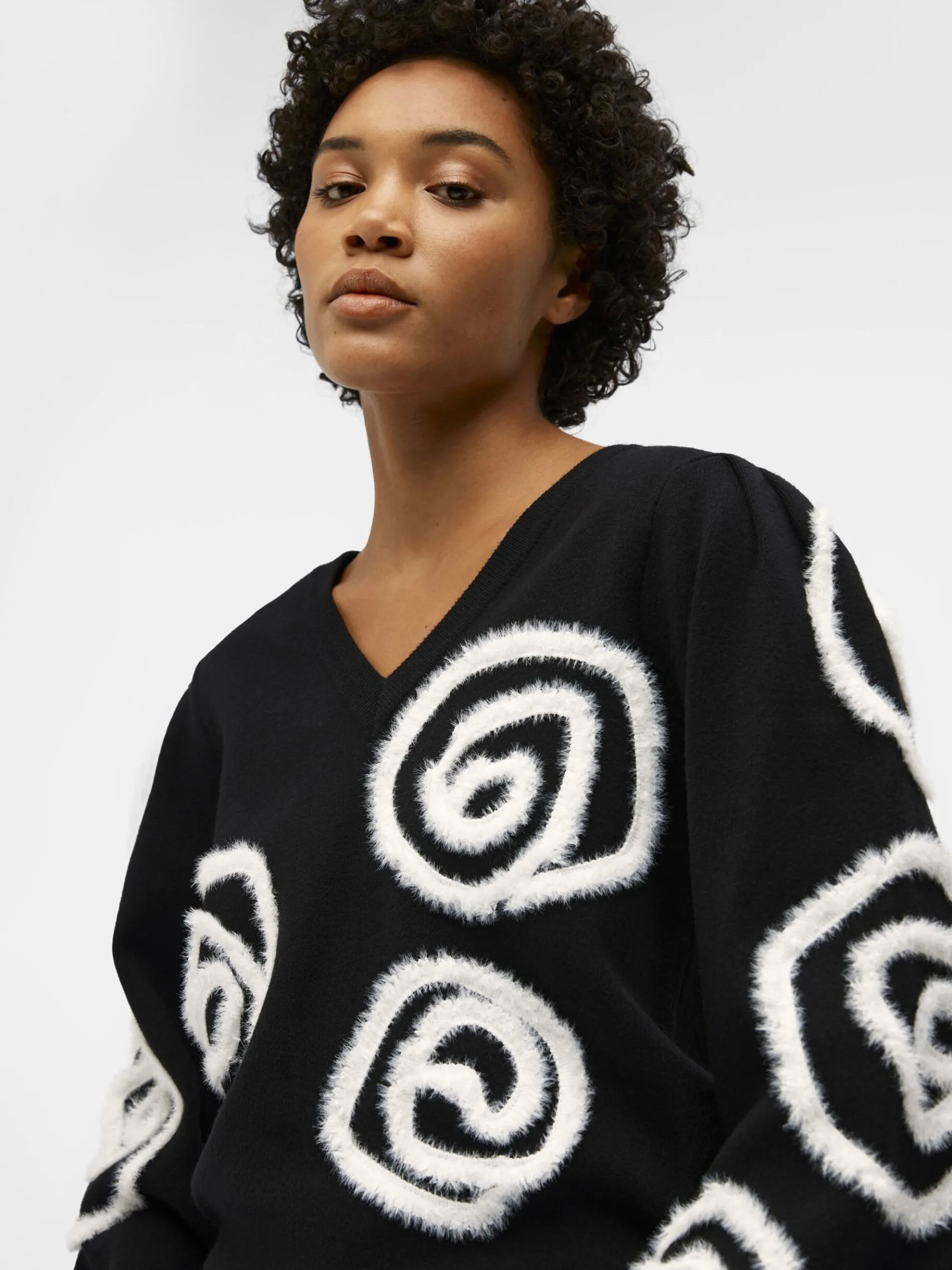 V-HALS GEBREIDE TRUI