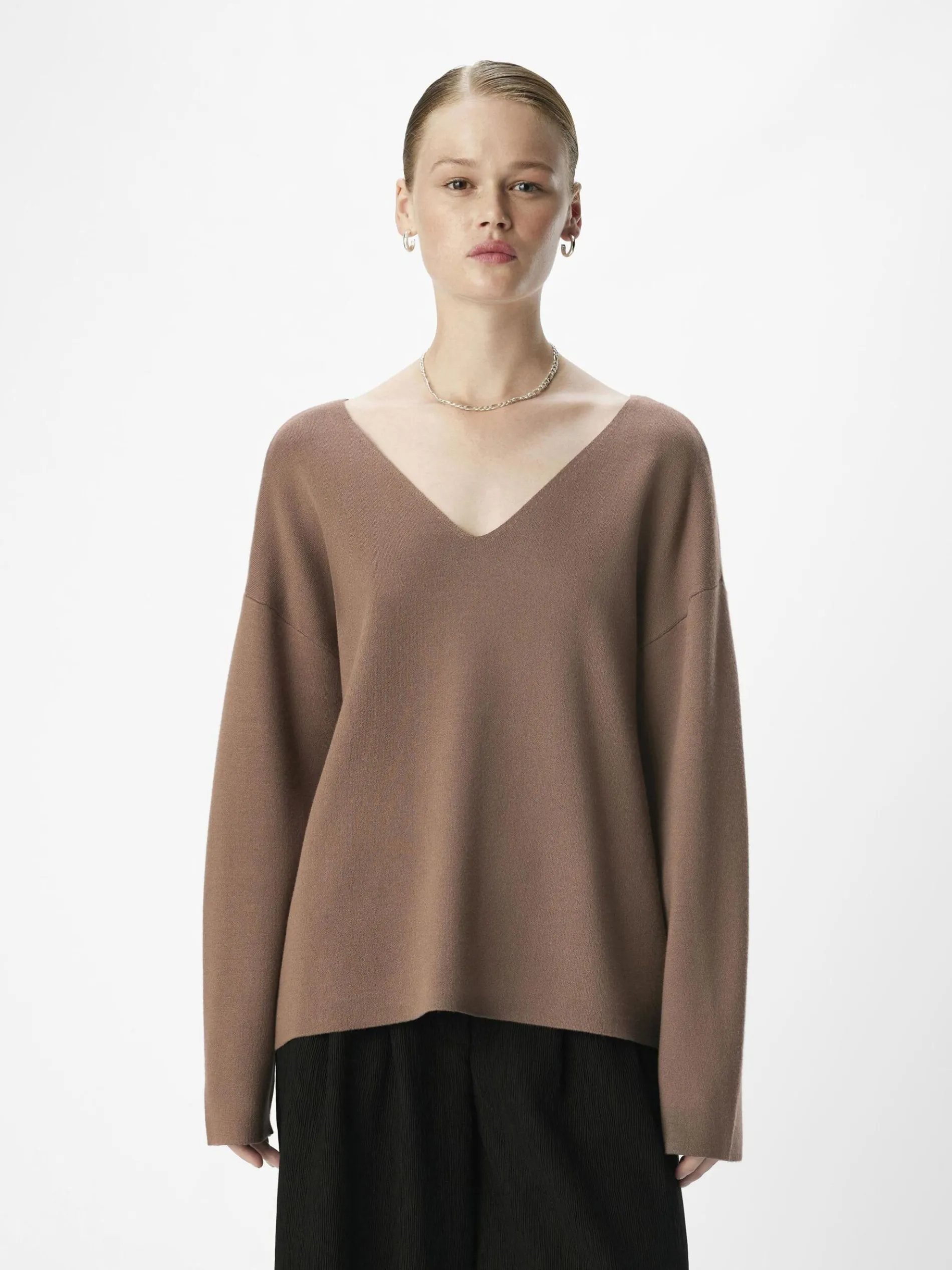 V-HALS GEBREIDE TRUI