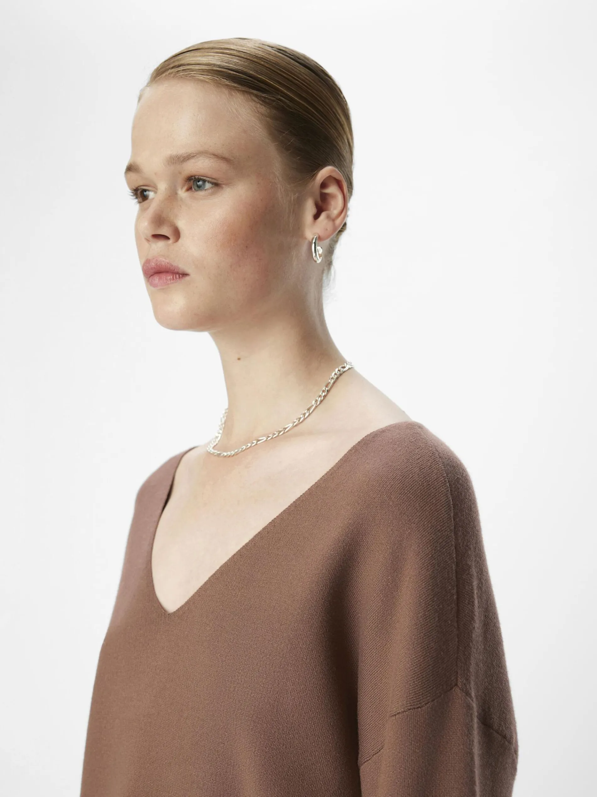 V-HALS GEBREIDE TRUI